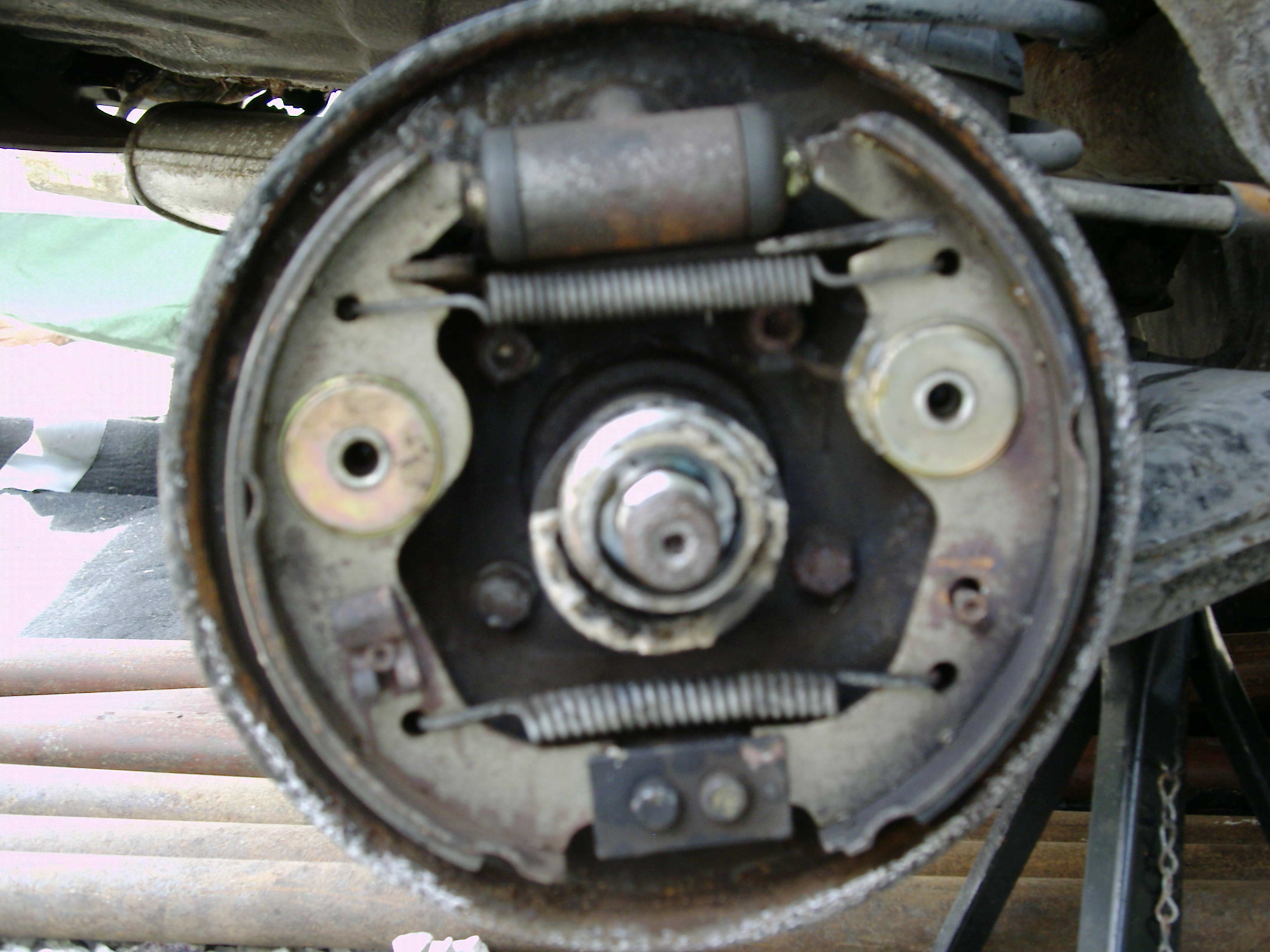 General: rear drum brakes with pics question - The FIAT Forum