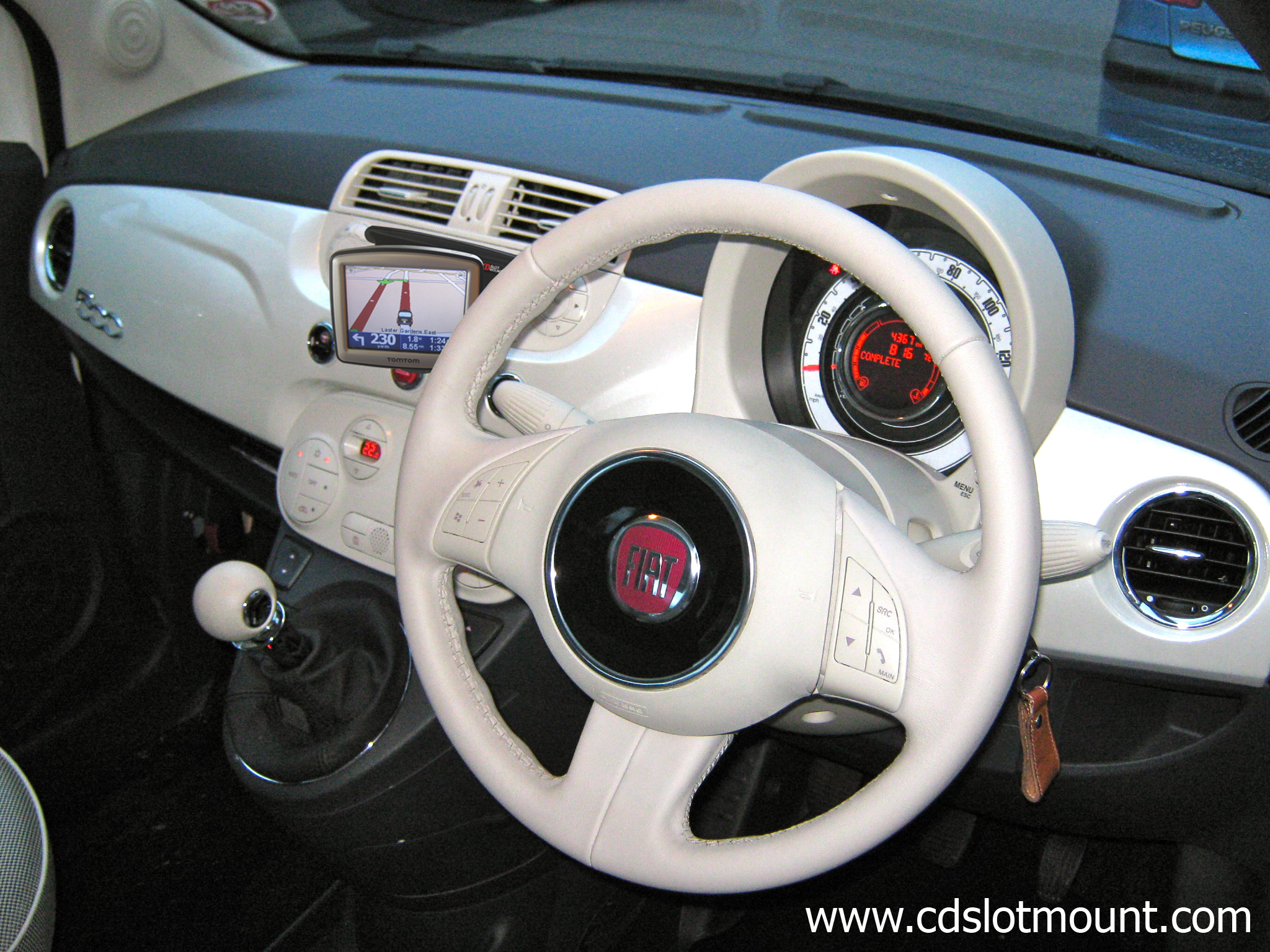 Fiat 500 White Dash with CD Slot Mount in use with a tomtom sat nav