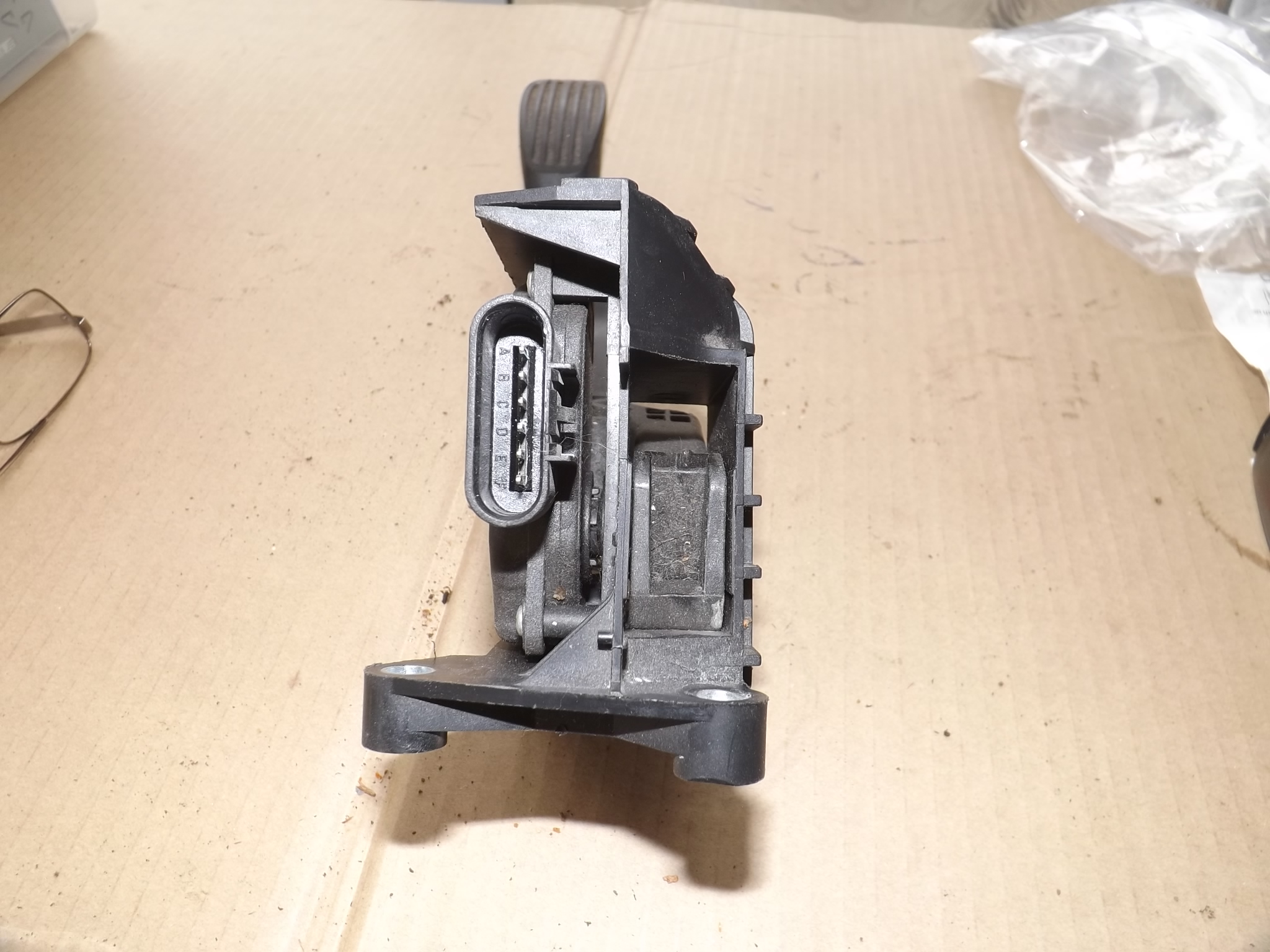 Accelerator pedal connector socket (2).JPG