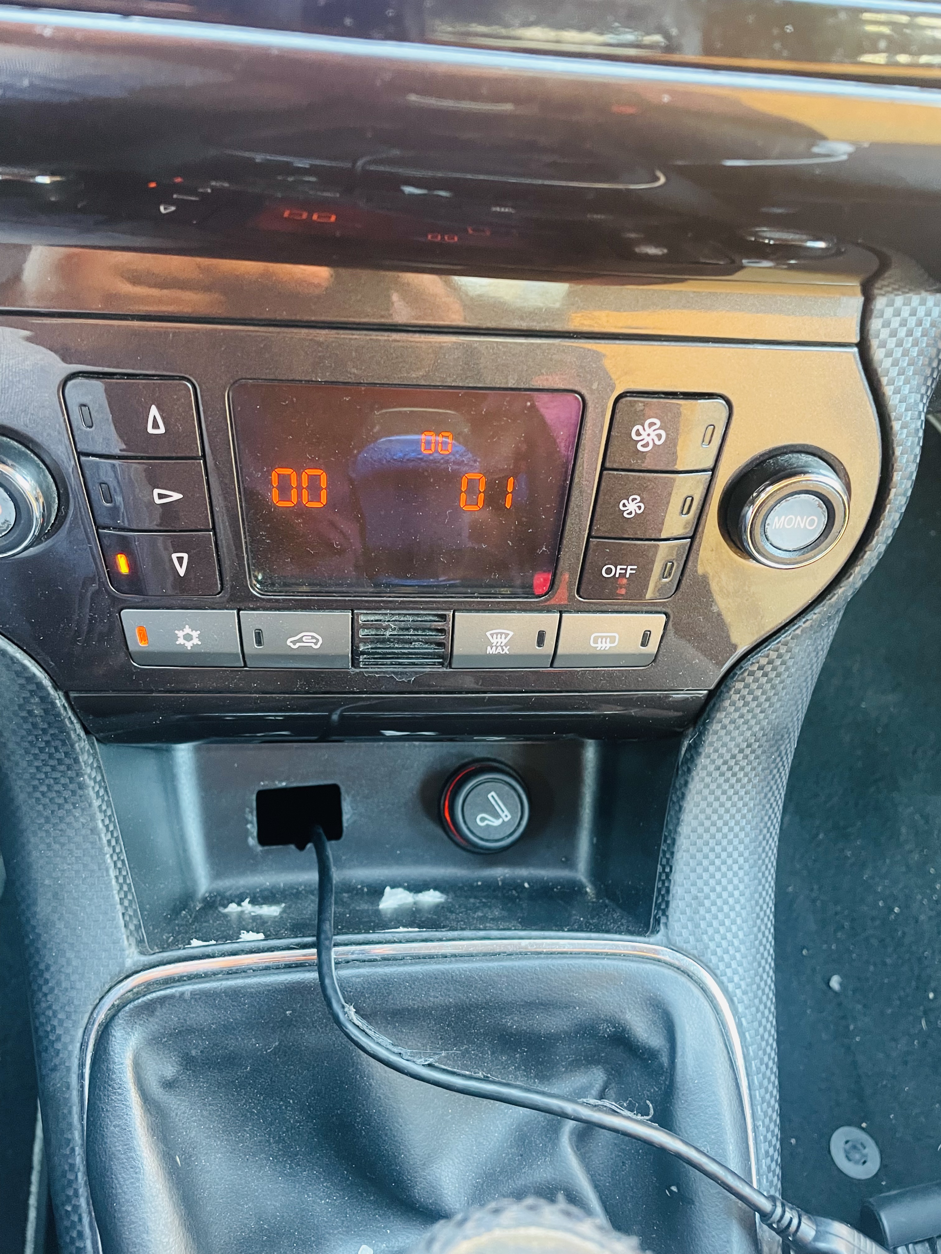 Removal of panel between radio and climate control, FIAT Bravo 2 (2007+)