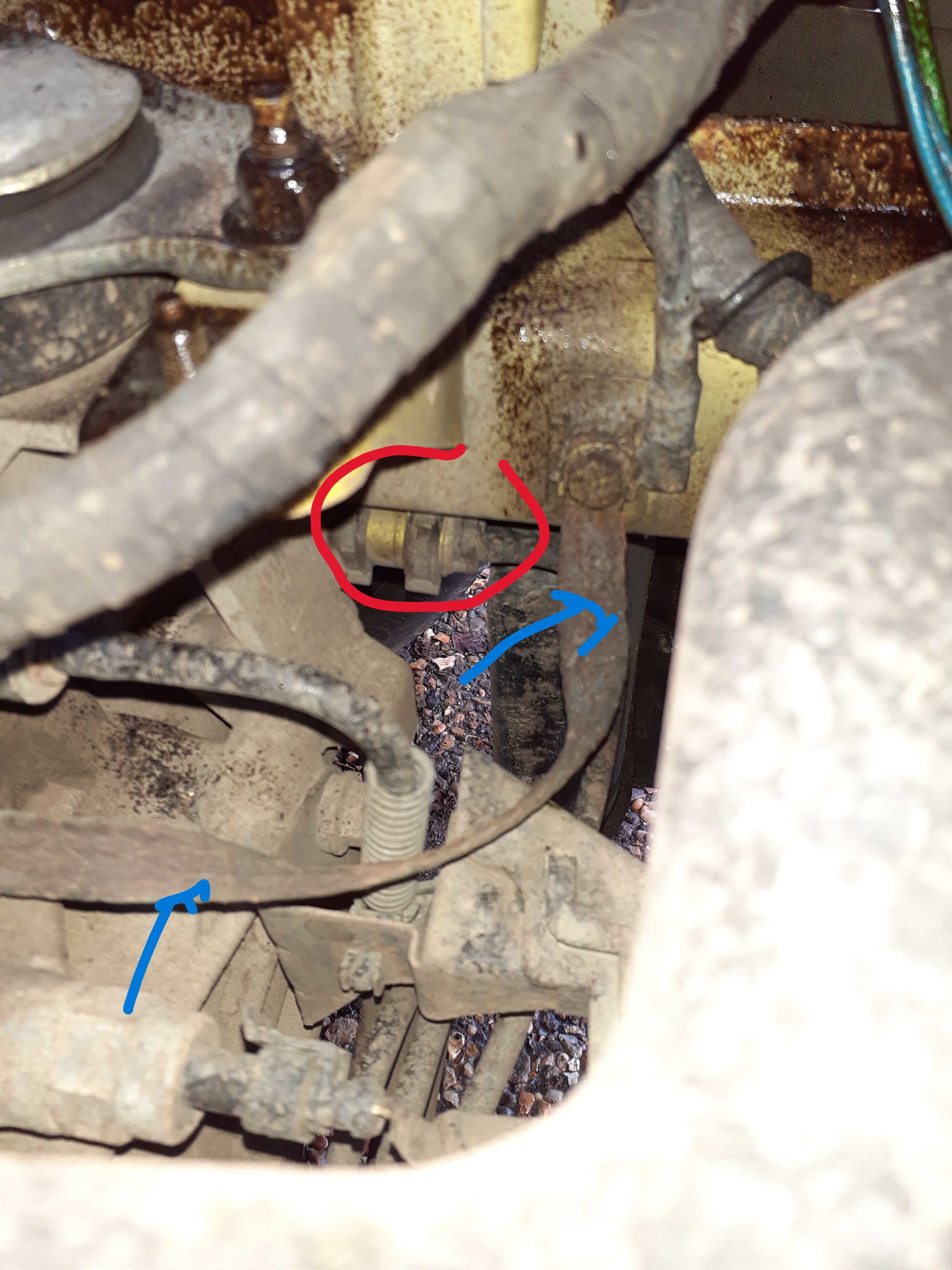 Clutch hydraulic pipe join in wheel arch.jpg