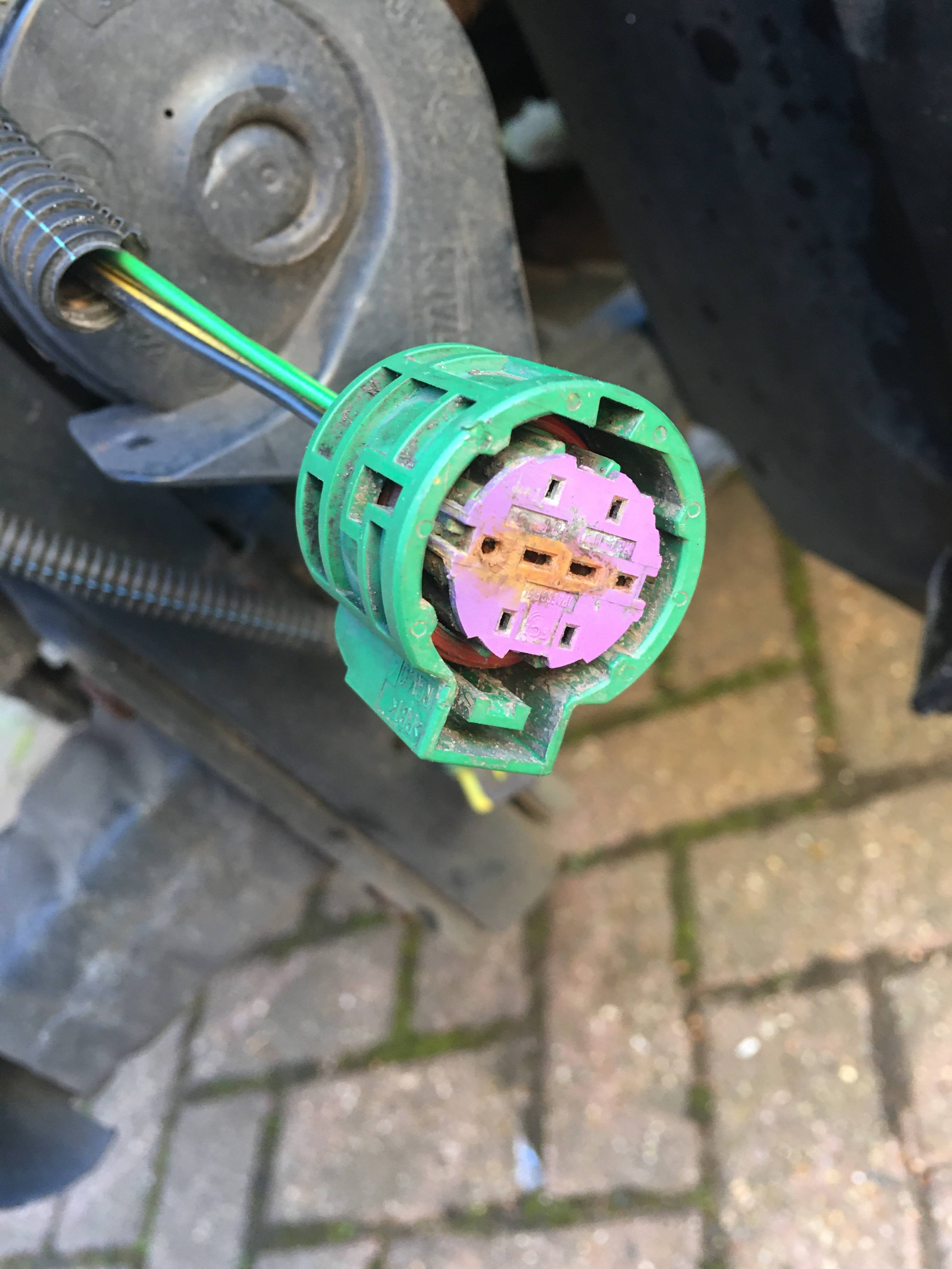 Daylight running light connector wanted please. FIAT 500 (2007