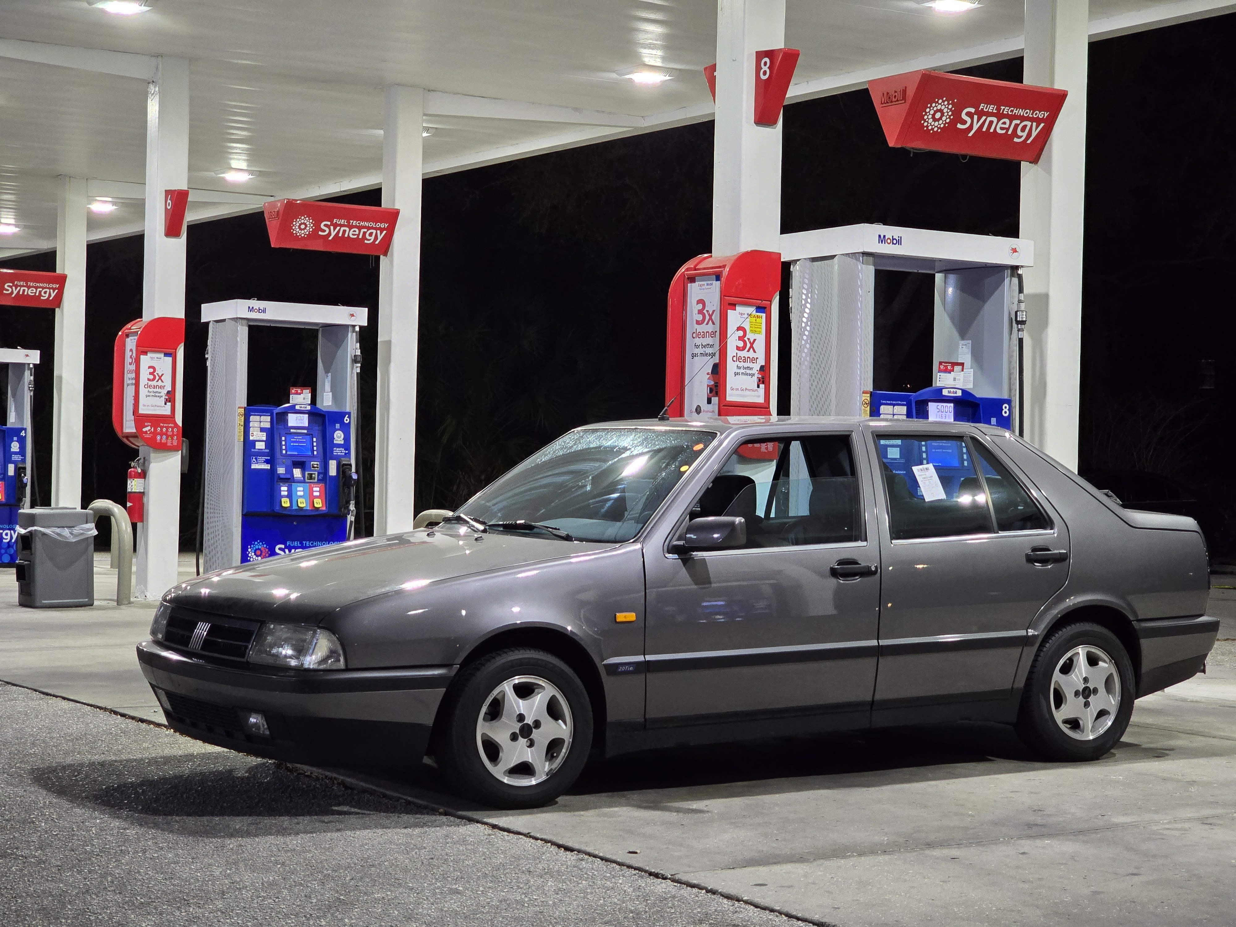 Fiat Croma at Gas Station.jpg