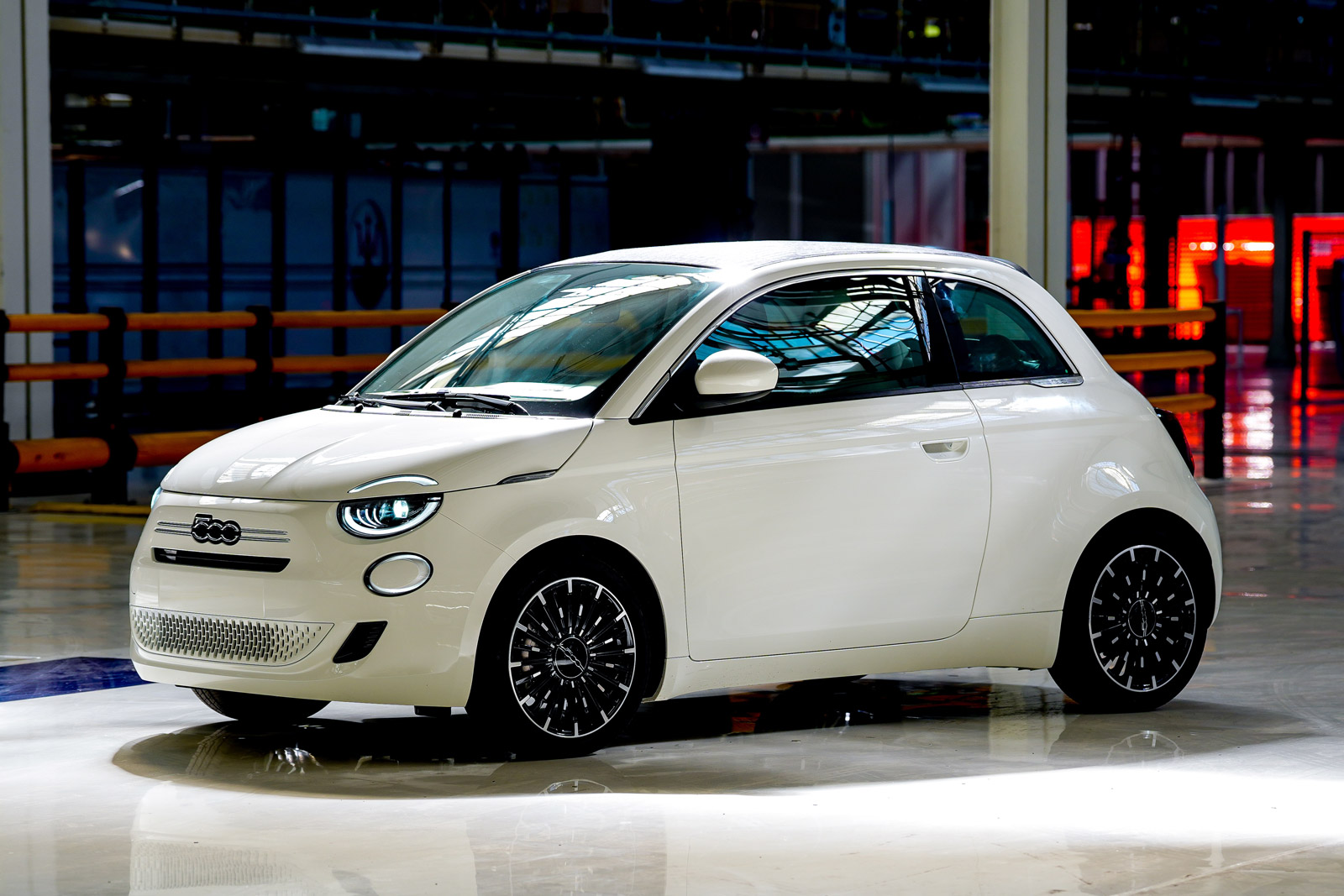 NewFiat500HybridatMirafiori_preview-1.jpg