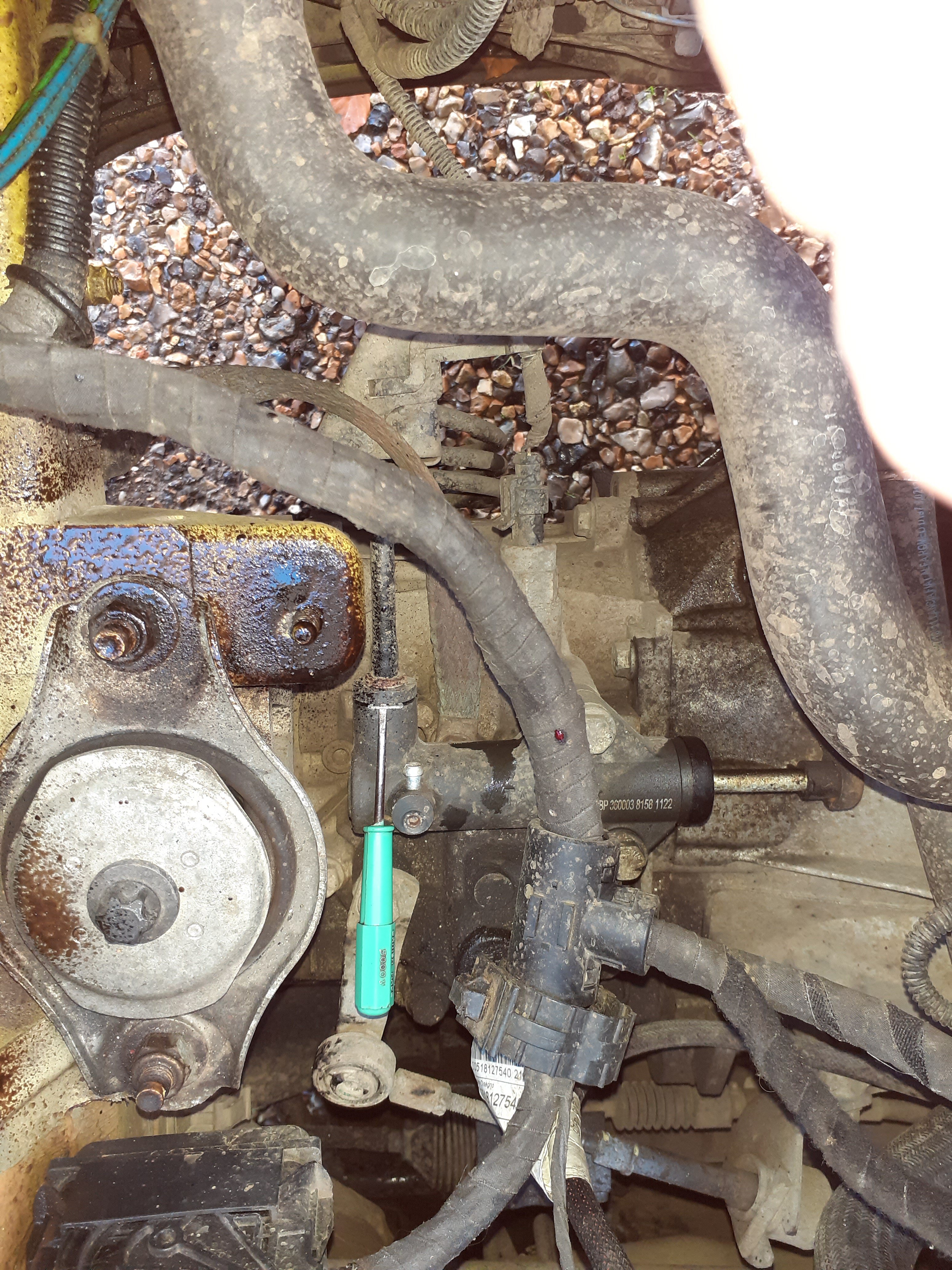 Slave cylinder pipe retaining clip.jpg