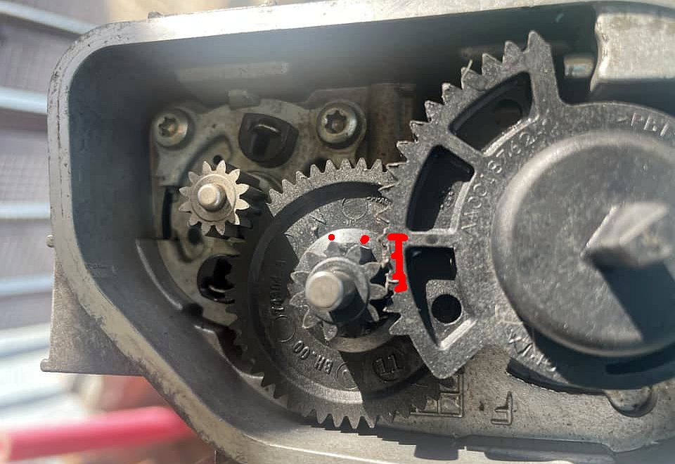 Throttle_grinded_plastic_gears.jpg