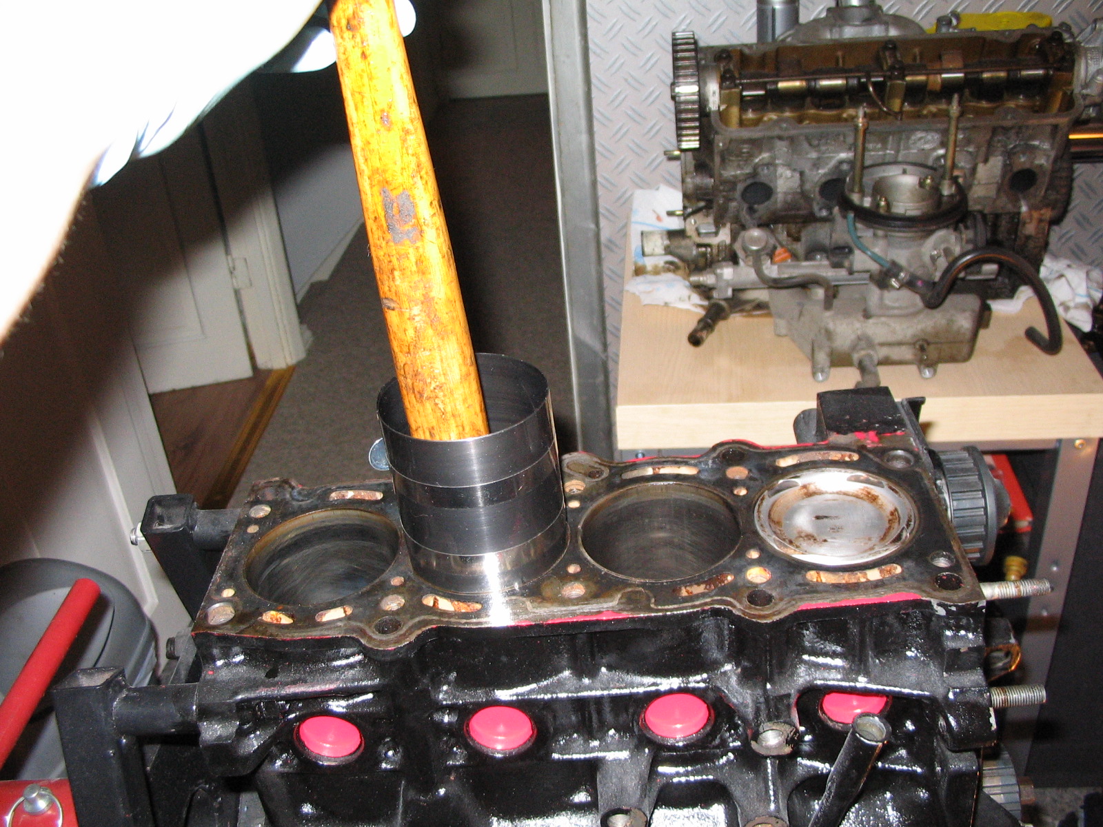 16v Pistons Going In