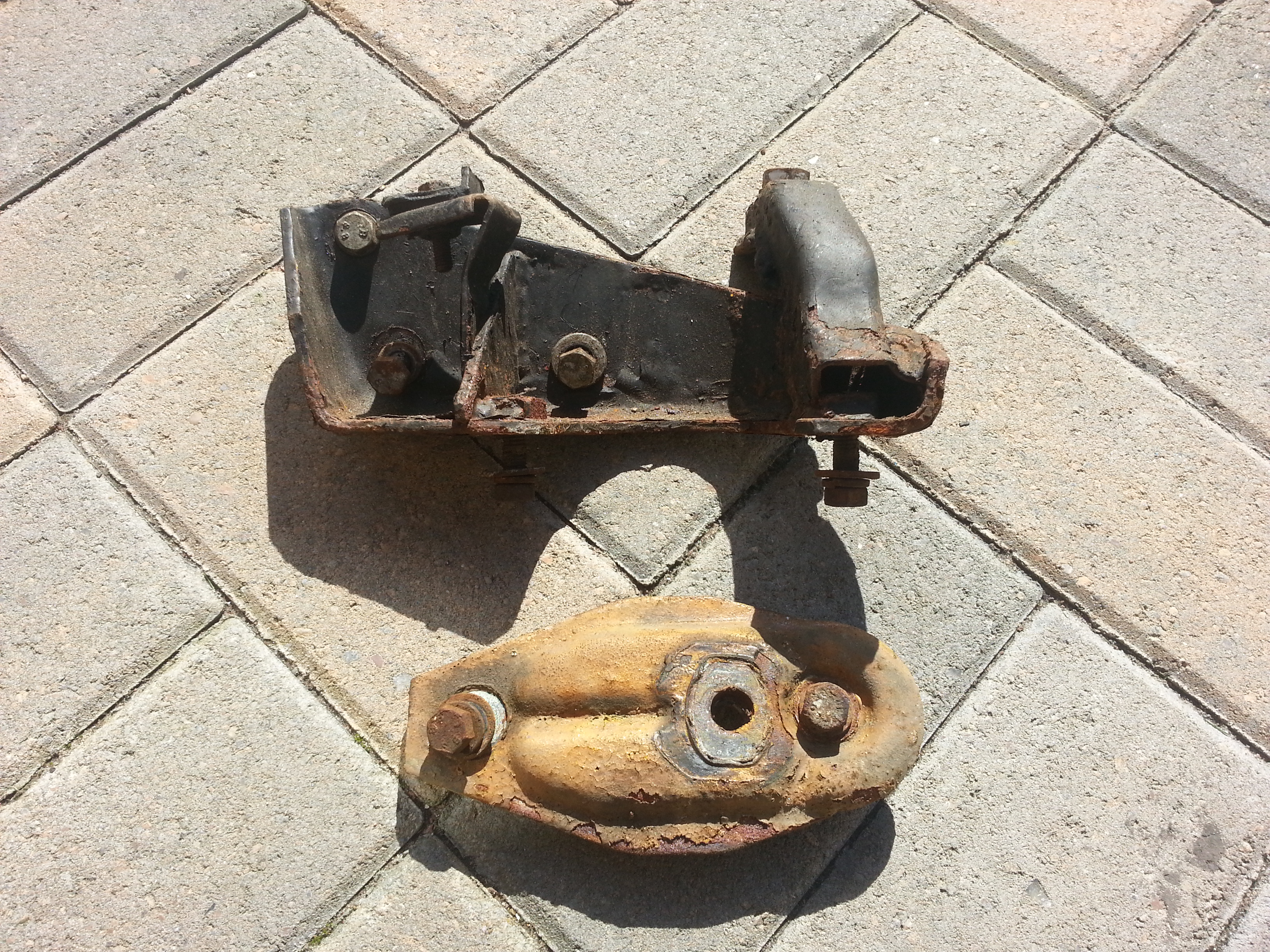 Cinq_sporting_chassie_engine_mounting_brackets