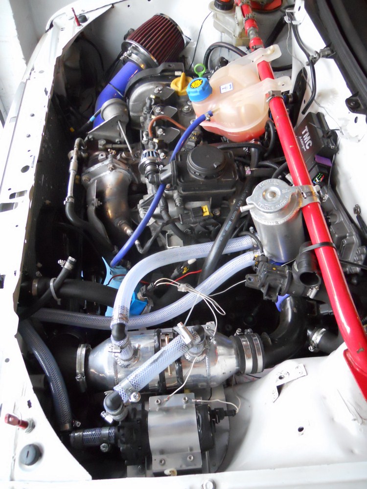 Uno_engine_bay_1_.JPG