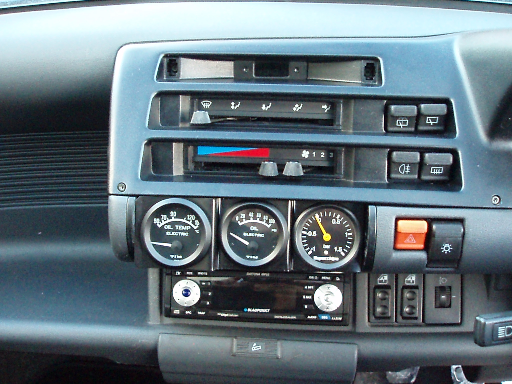 Dials fitted where the central vents used to be in Cinq