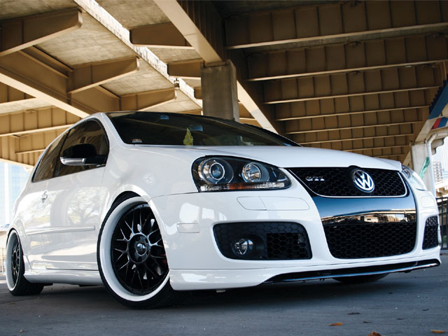 eurp_0805_16_zRoss_Morehead_2006_VW_GTIfront_low
