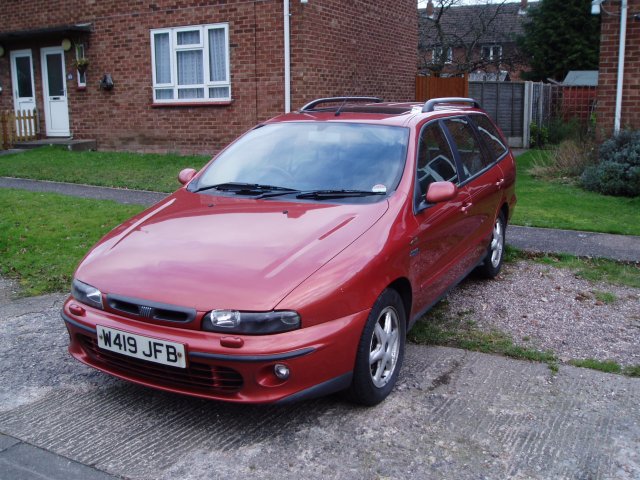 Fiat Marea Weekend JTD130 HLX Front 3/4 View
