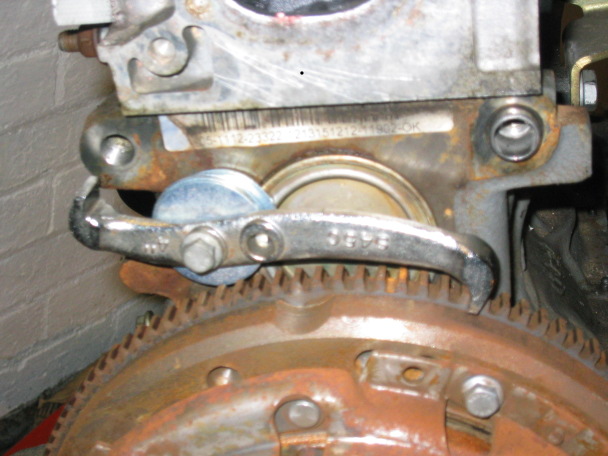 Flywheel locking tool