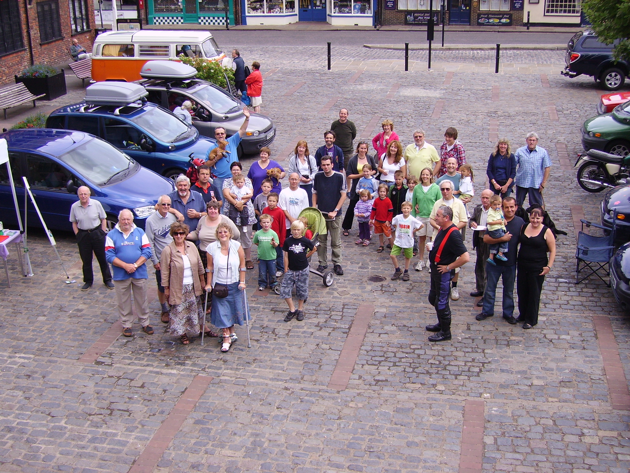 Group_photo_Sandwich_Guildhall_forecourt