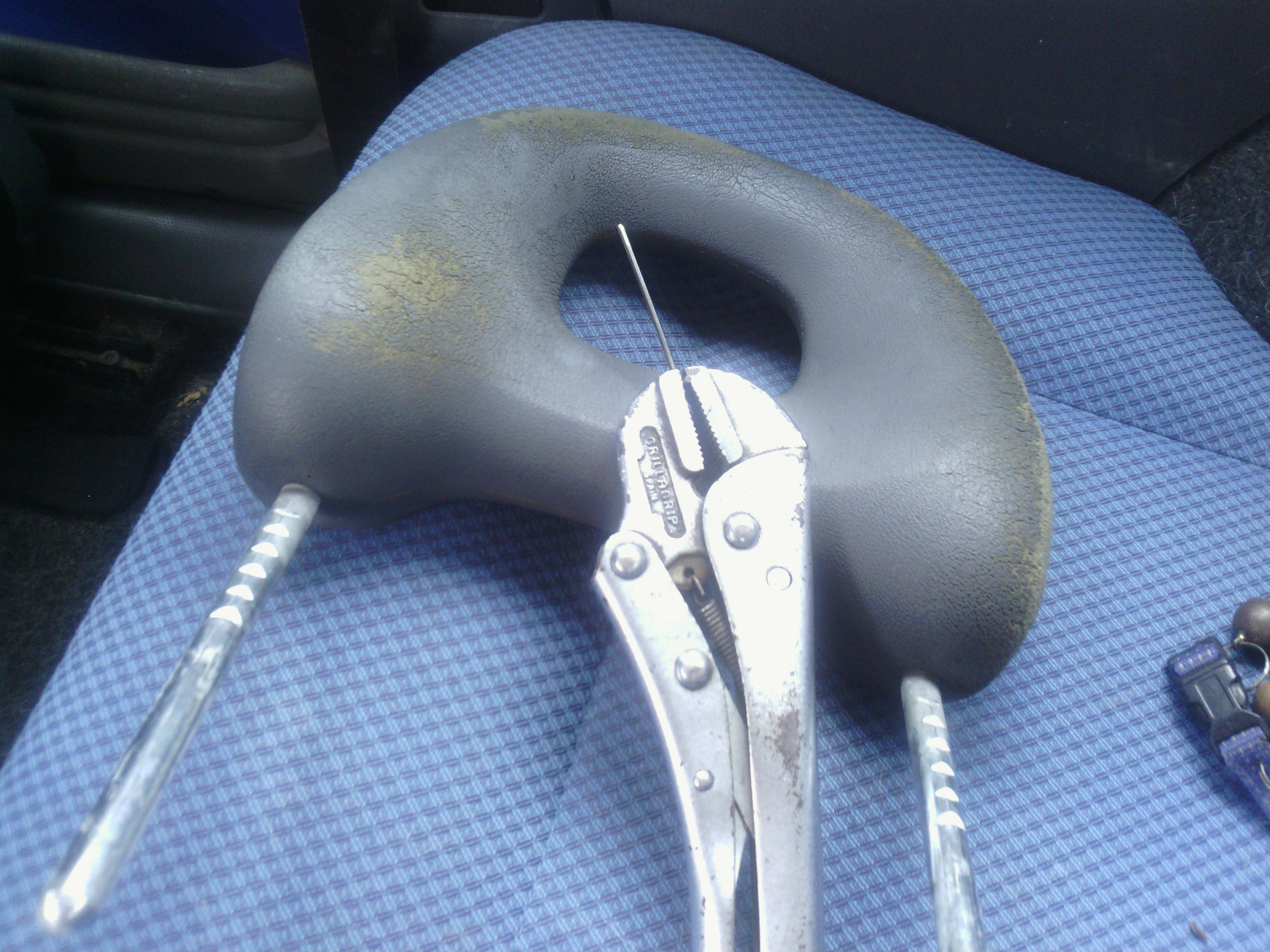 Headrest removal tools
