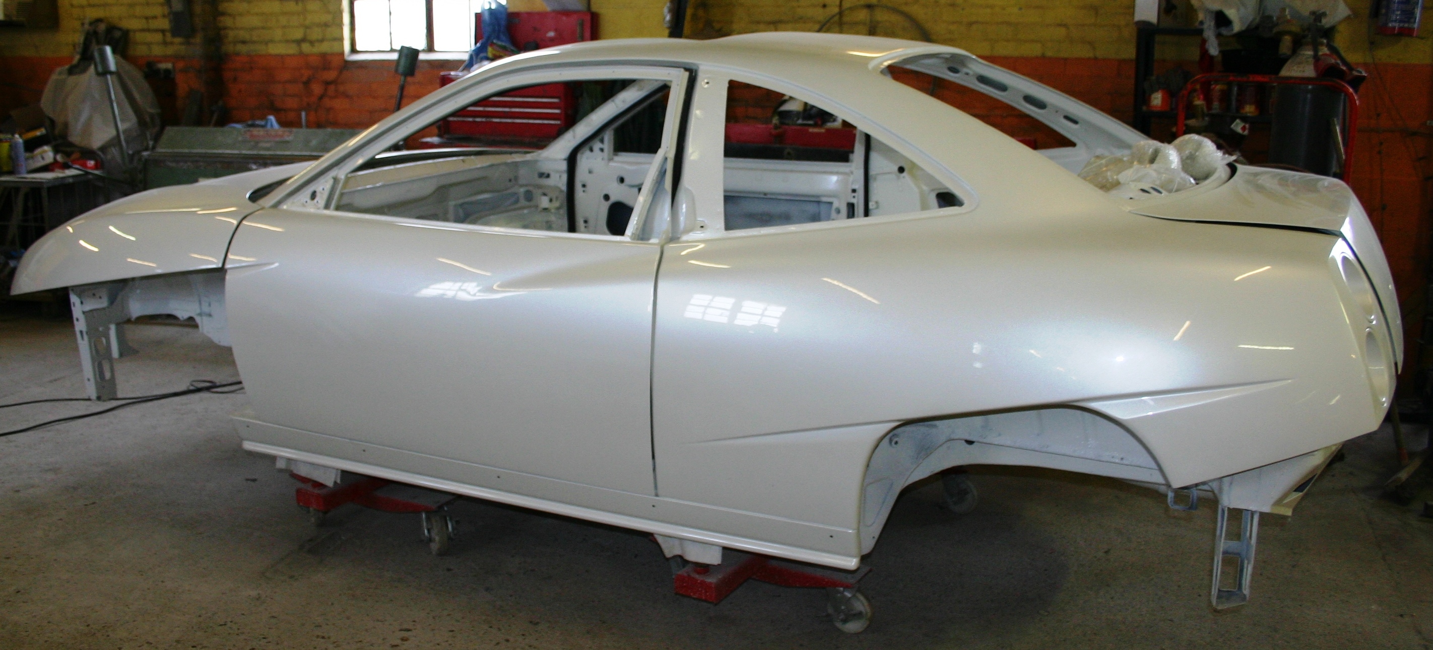 Iridescent pearl white