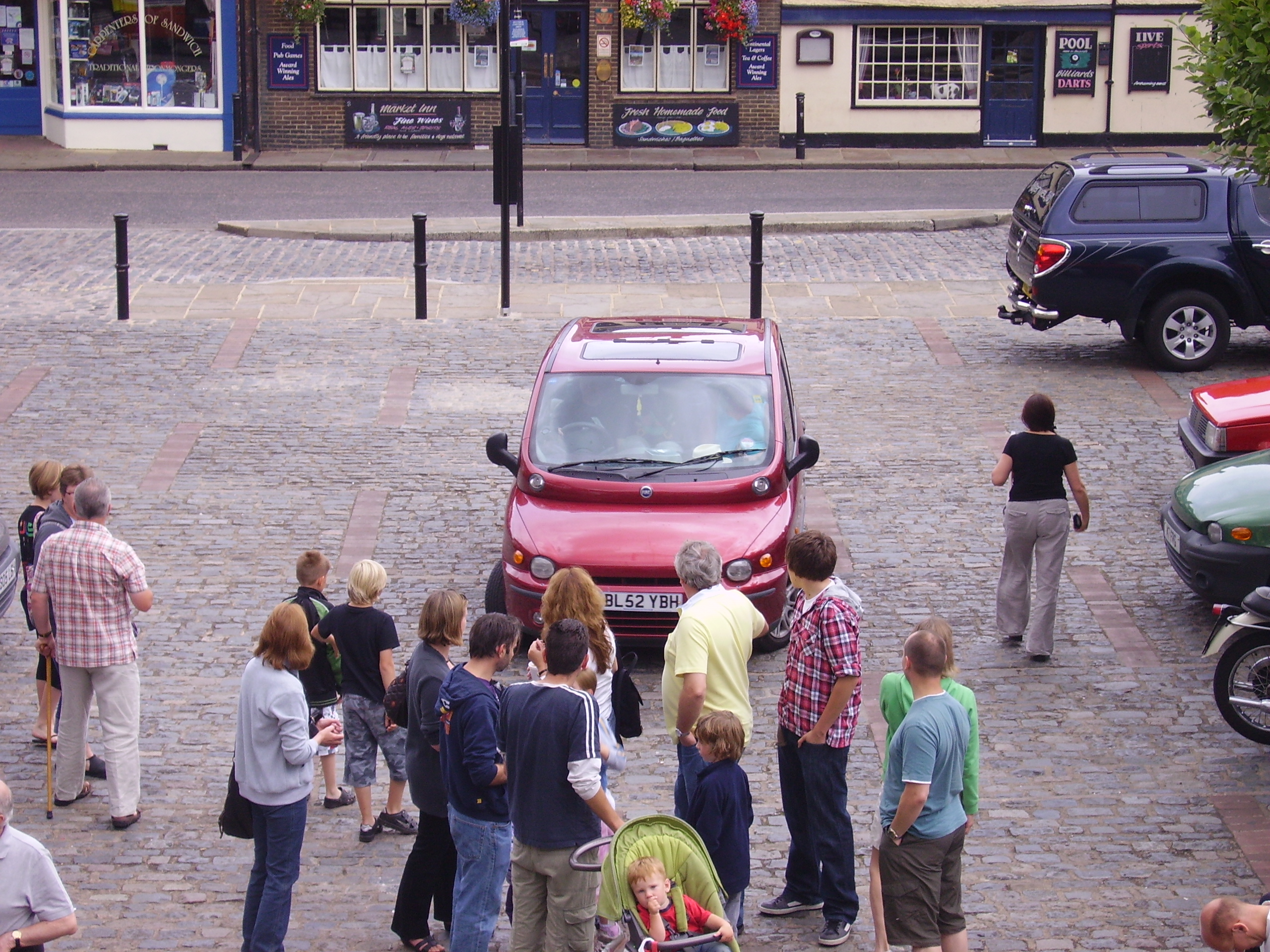 Late_arrival_Sandwich_Guildhall