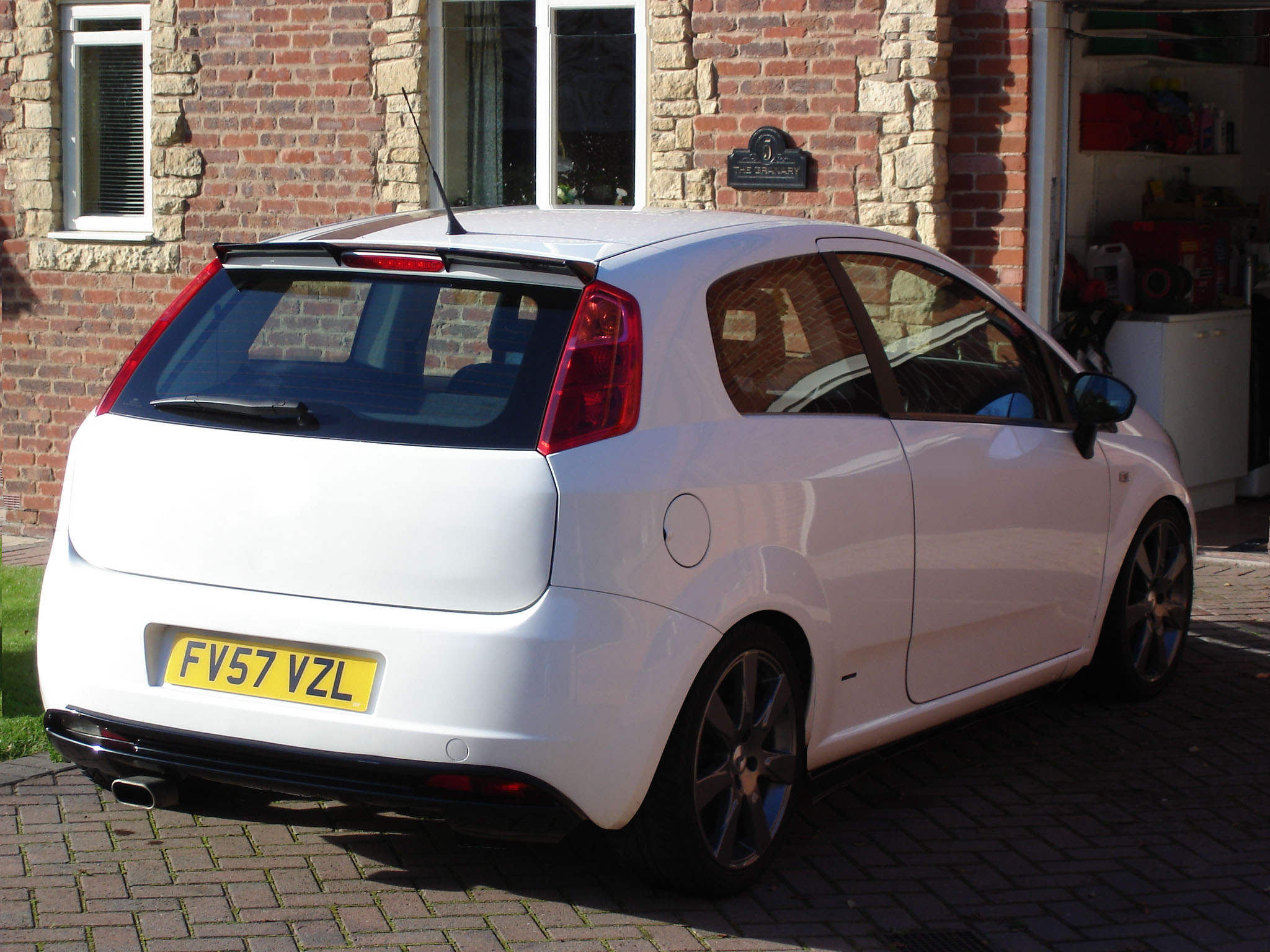 White Linea race